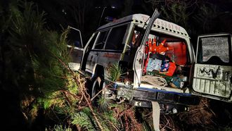 El vehículo de la agrupación de Protección Civil de Portas que quedó atrapado tras salirse de una pista forestal en el monte Xesteiras, de Cuntis
