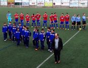 Luciano Calvo, a la derecha, con los jugadores del Berganti�os y los alevines.