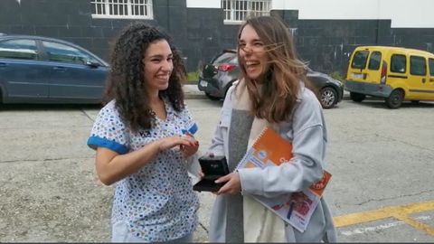 Alba Pereira, viguesa de 32 años, y Joana Reina, malagueña de 31, son las protagonistas del vídeo que se viralizó por redes el día de Navidad. 