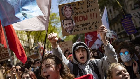 Manifestantes durante una protesta en París expresando oposición e ira hacia los dos candidatos presidenciales restantes en la segunda vuelta de las presidenciales. 