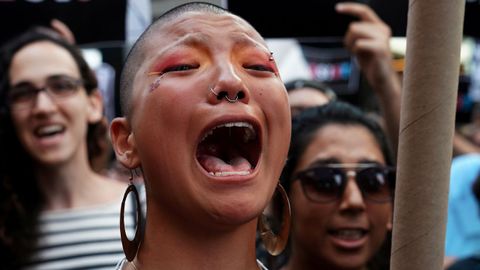Una participante llora durante una protesta en contra de los planes de Donald Trump de prohibir personas transgnero en el ejrcito