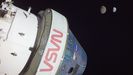 La capsula Orión, en primer plano, y la Luna y la Tierra