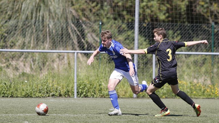 Carlos Ballestero, de azul, en un partido con el Real Oviedo