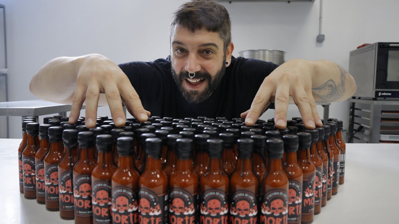 Bembrive.Joaqun Prez, socio y fundador de Factora do Lume, con botes de su salsa ms picante, bautizada como Morte