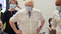 Boris Johnson, durante una visita este lunes a una clnica de vacunacin contra el covid-19 en Londres. 