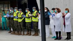 Los militares que filtran las llegadas a urgencias del Hospital Universitario Central de Asturias (HUCA) se unen a los sanitarios que a las puertas del centro agradecieron el apoyo de los ciudadanos Oviedo por la crisis del coronavirus