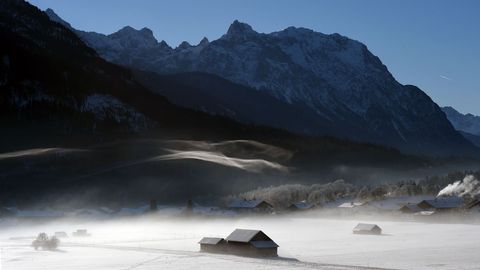La niebla cubre el valle prximo a la localidad de Wallgau, cerca de Garmisch-Partenkirchen, en el sur de Alemania