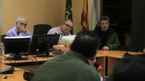 El alcalde, Jos Luis Maceda, escucha la intervencin que hizo el portavoz del PP antes de abandonar el pleno