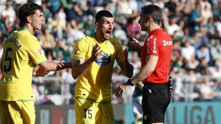 Barcia y Pablo Vázquez hablan con González Esteban durante el partido contra el Racing