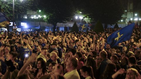 Cientos de aficionados celebran el ascenso del Real Oviedo en la plaza Amrica