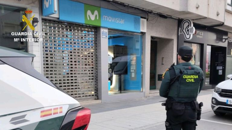 Detienen al exempleado de una tienda de telefonía de Sanxenxo por robar móviles por valor de 23.000 euros