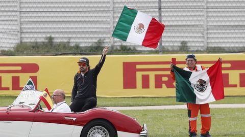 Fernando Alonso de McLaren agita una bandera de Mxico en el Gran Premio de Mxico de Formula Uno