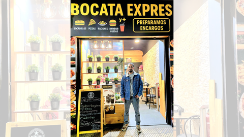 Abde Ssamad, a las puertas de su bocater�a en Oviedo