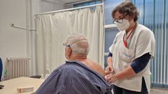 Un hombre de 65 años recibe la primera dosis de la vacuna contra el herpes zóster en el centro de salud Virxe Peregrina de Pontevedra