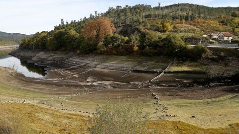 La Xunta ha decidido tomar como referencia para estos proyectos el área de Vigo. En la imagen, el embalse de abastecimiento de Eiras durante la sequía del 2017.magen, el embalse de abastecimiento de Eiras durante la sequía del 2017.