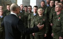 Putin junto a los figurantes de su discurso de Ao Nuevo.