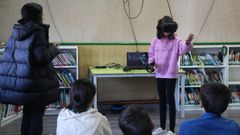 A travs de unas gafas de realidad virtual, los alumnos del colegio Monte Balio visitan la coleccin artstica de la fundacin Mara Jos Jove, que les sirve de base para desarrollar actividades educativas