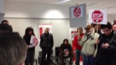 Stop Desahucios protesta toma una sucursal bancaria de Santiago
