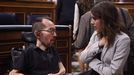 Pablo Echenique e Irene Montero antes de la sesin de control al Gobierno.