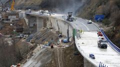 El asfaltado comenzó en el muro de contención que hay entre los dos viaductos sentido Madrid ya reconstruidos