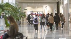 El centro comercial Oden recuper el bullicio en la primera jornada de la desescalada