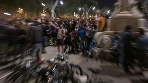 Varios jóvenes reunidos y en ambiente festivo, en una calle de Barcelona