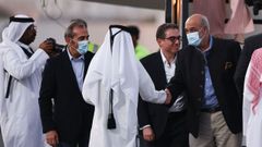 Siamak Namazi, Morad Tahbaz y Emad Shargi, prisioneros norteamericanos en Irán, llegan al aeropuerto de Doha, en Catar.