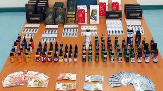 La operacin Ospyl de la Guardia Civil se sald con la incautacin de ms de 8.100 agujas y tintas de tatuaje, billetes falsos y diversas drogas en centros de tatuaje de la comarca de A Corua