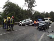 Una gr�a retira el coche en el que viajaba uno de los heridos