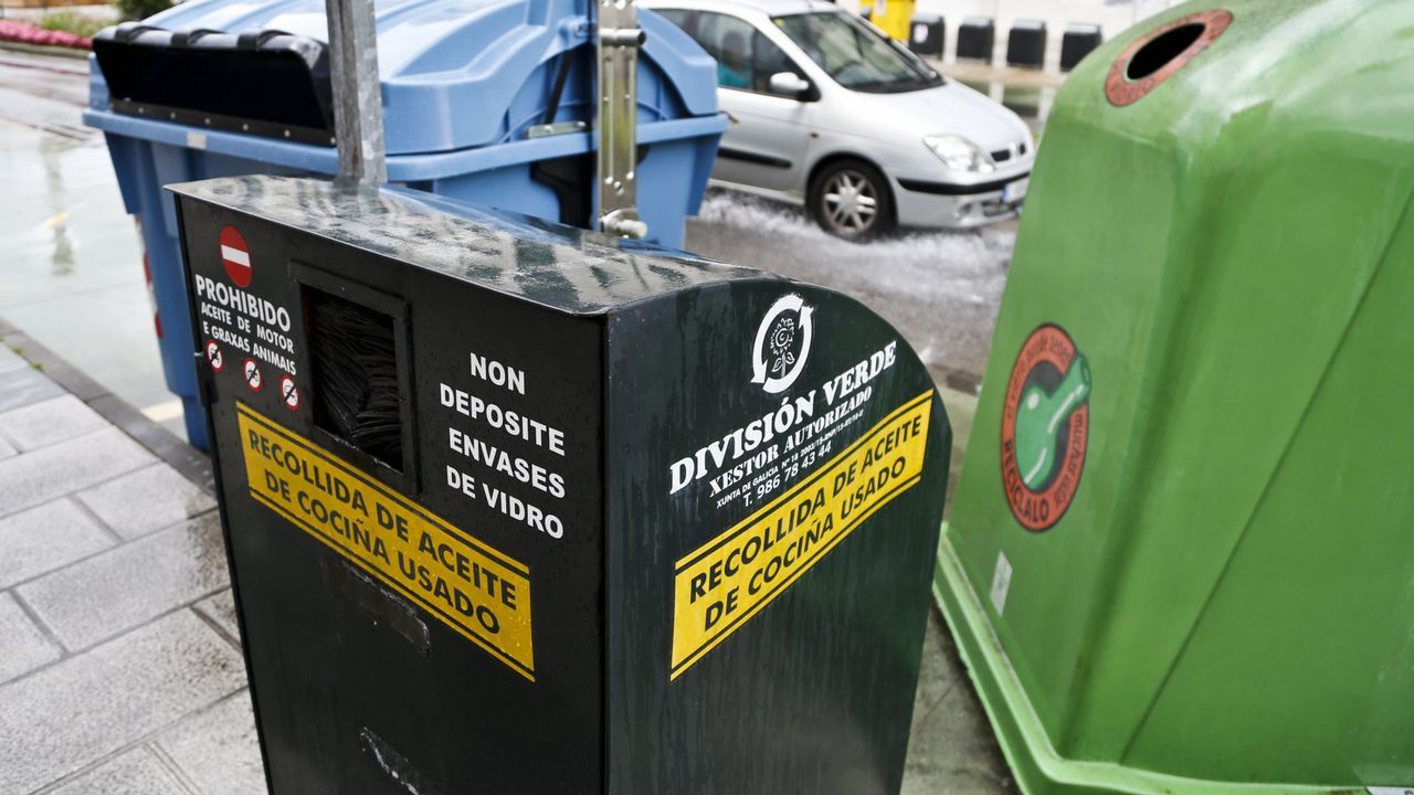 Contenedor de aceite en una calle de Vigo