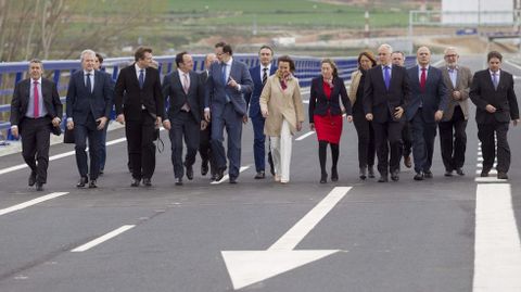 El presidente del Gobierno, Mariano Rajoy y la ministra de Fomento, Ana Pastor, han asistido a la puesta en servicio de la conexin entre la A-12 y la LO-20, para unir Navarra y La Rioja