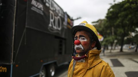 Un hombre vestido de bombero payaso participa en una protesta contra Michel Temer en Ro de Janeiro (Brasil).
