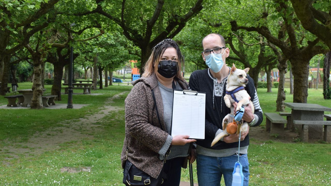 Loida Climent y scar Yez con el papel de firmas y su perro Keko en O Chanto, donde suelen pasear