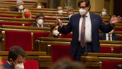 El líder del PSC, Salvador Illa, interpela a Pere Aragonès durante la sesión de control al Ejecutivo catalán en funciones