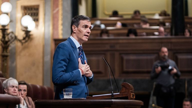 Sánchez acusa al PP de dar «una patada a la Constitución» al pactar con Vox en Extremadura y violar el principio de igualdad