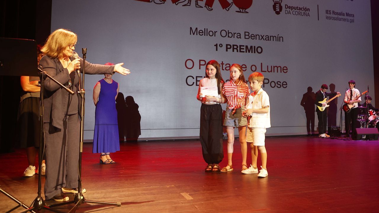 <span lang= gl >Ou CEIP Labarta Pose ga&ntilde;ou na categor&iacute;a de mellor obra benxam&iacute;n por &laquo;Vos Poetas e ou Lume&raquo;. &Aacute; esquerda, Sinda Cund&iacute;ns, que ga&ntilde;ou mellor direcci&oacute;n</span>