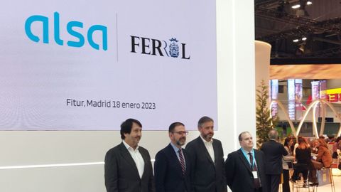 El alcalde de Ferrol, ngel Mato, con representantes de Alsa en Fitur. 