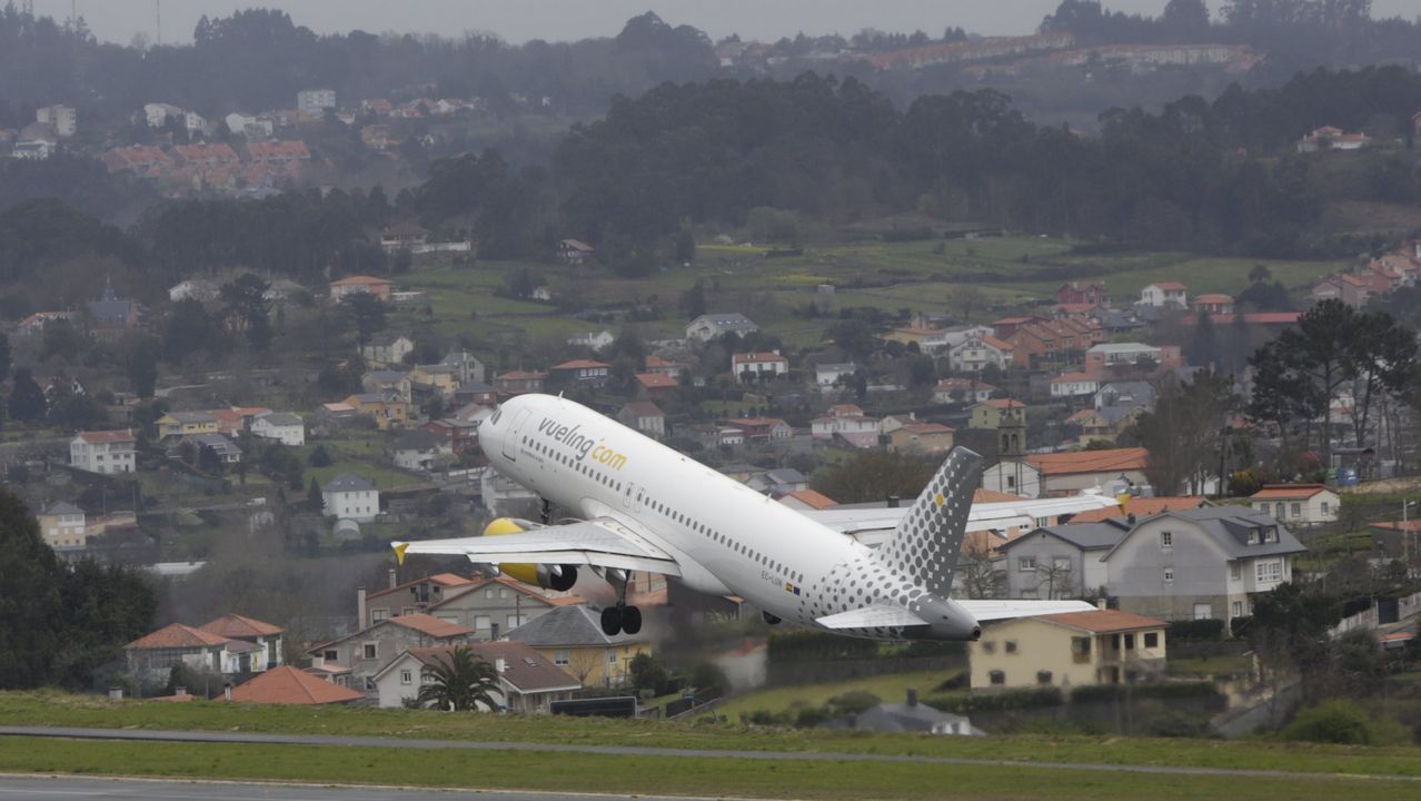 Avin de Vueling despegando de la pista de Alvedro