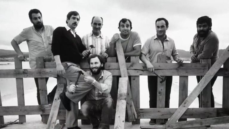 De izquierda a derecha, José Losada, José Ángel, Pepe (Calsama), Xiró, Lis de Laxás, Ricardo Fraga (agachado) y Pepe Díaz (Escayola). Colaboradores de las primeras ediciones del Festival de Ortigueira, montando las vallas que separaban al público del escenario