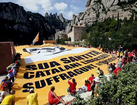 Una de las ltimas acciones de la Asamblea Nacional Catalana ha consistido en desplegar una gran pancarta en el Monasterio de Montserrat para pedir el apoyo del Papa a la consulta. 