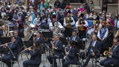 Concierto de la Banda Municipal de Música de Santiago con el grupo folclórico Brincadeira en Praterías