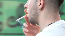 Imagen de archivo de un joven fumando