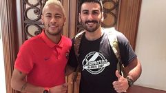 Neymar y el barbero Diego Chamorro.Neymar y el barbero Diego Chamorro