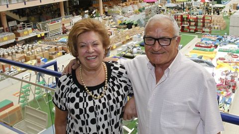 Santiago Albarrán, con su esposa, Carmen Segade, en junio del 2017 en la nave de Plásticos Santi pocas semanas antes del cierre del establecimiento