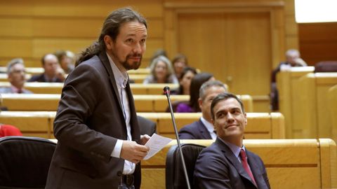 Snchez escucha la intervencin de Iglesias, durante el pleno del Senado del pasado febrero