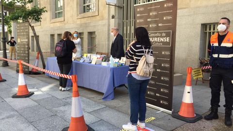 Reparto de libros, polo Concello, en Ourense