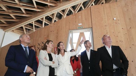 La comitiva, visitando la última planta del Impulso Verde, con su cubierta de eucalipto
