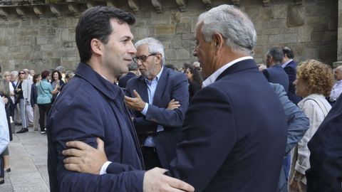 Gonzalo Caballero y Pachi Vzquez se saludan en el funeral de Miguel Cortizo