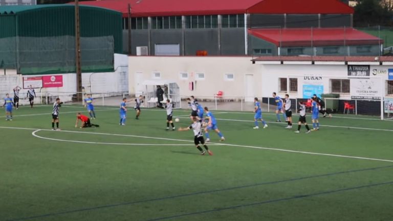 Anulada la «singular» tarjeta roja que vio un jugador del Cedeira por derribar al árbitro en un córner