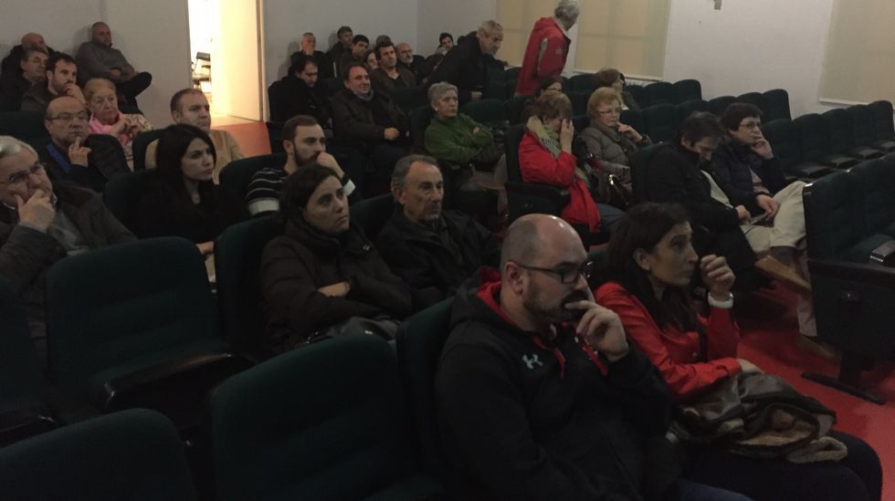 Santalla y Lamazares, colocando la cinta para impedir el acceso a la zona comercial lalinense. 